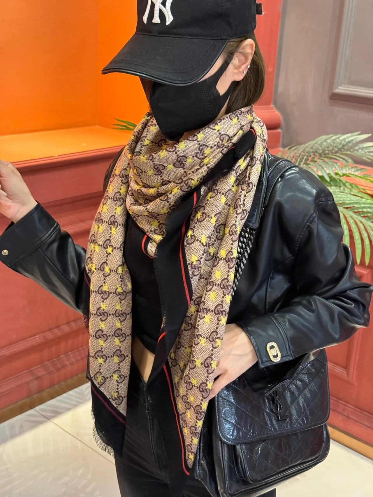Écharpe en soie Gucci beige noir imprimée monogramme à bord frangé 4