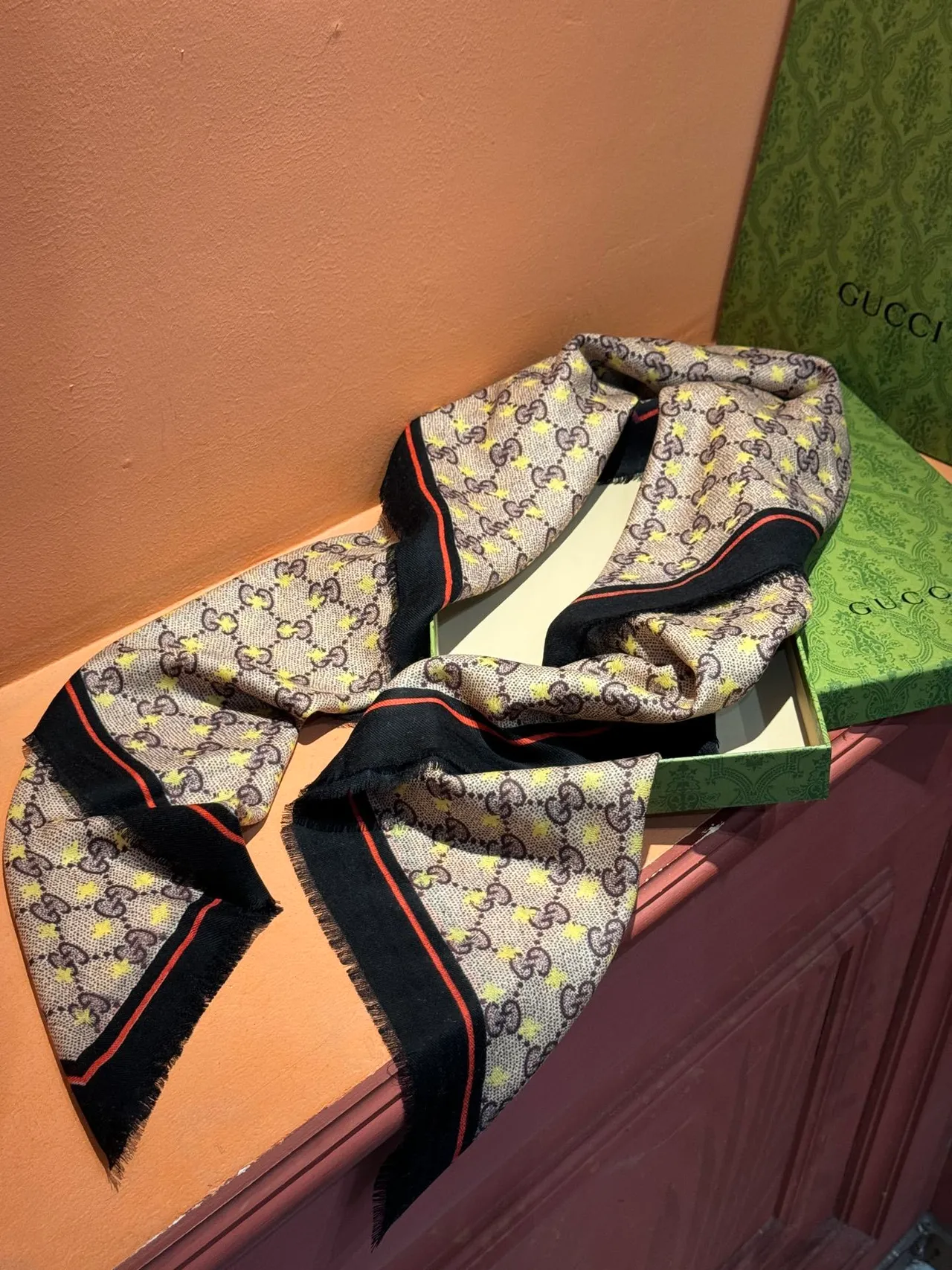 Écharpe en soie Gucci beige noir imprimée monogramme à bord frangé 8