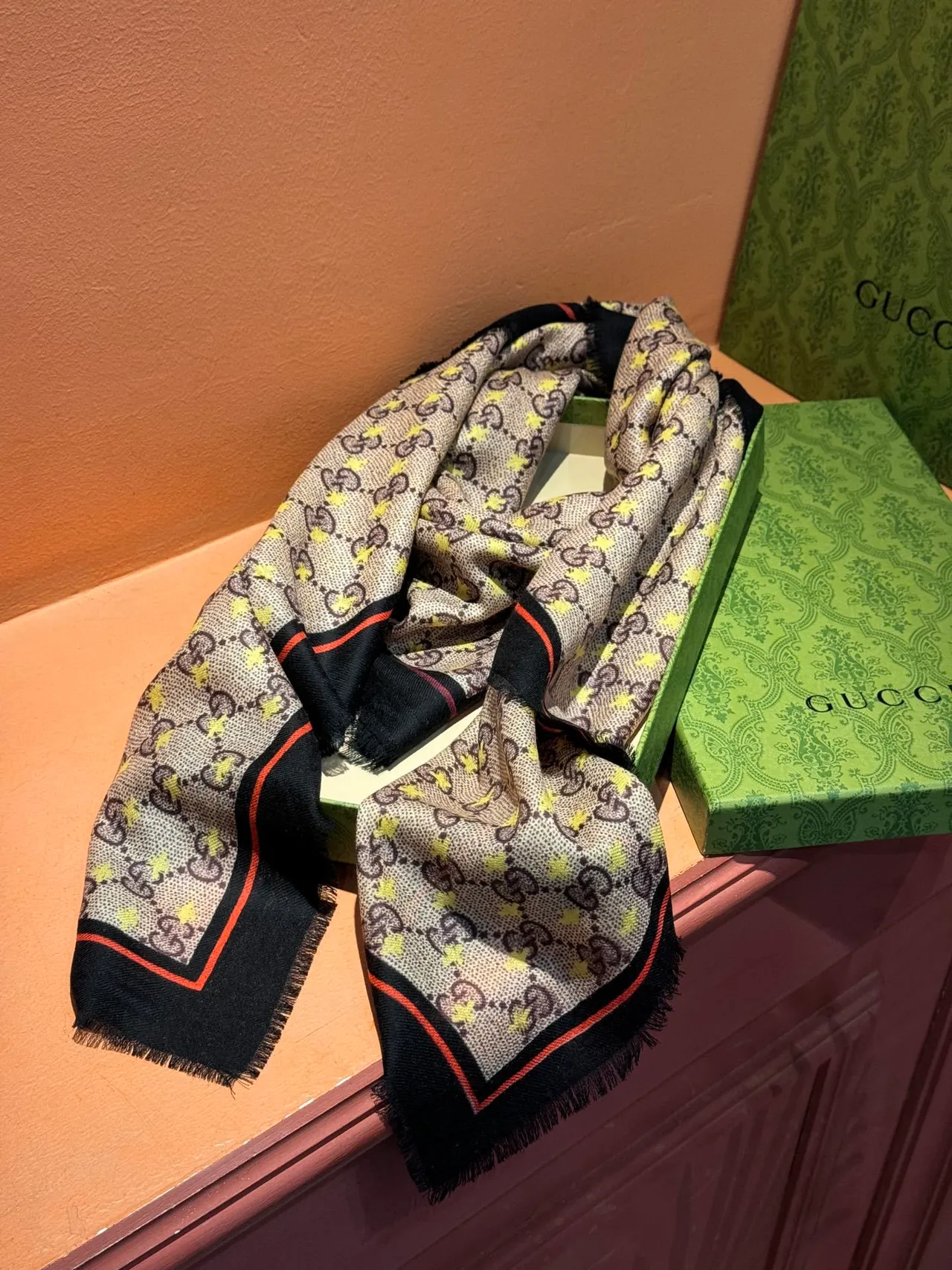 Écharpe en soie Gucci beige noir imprimée monogramme à bord frangé 9