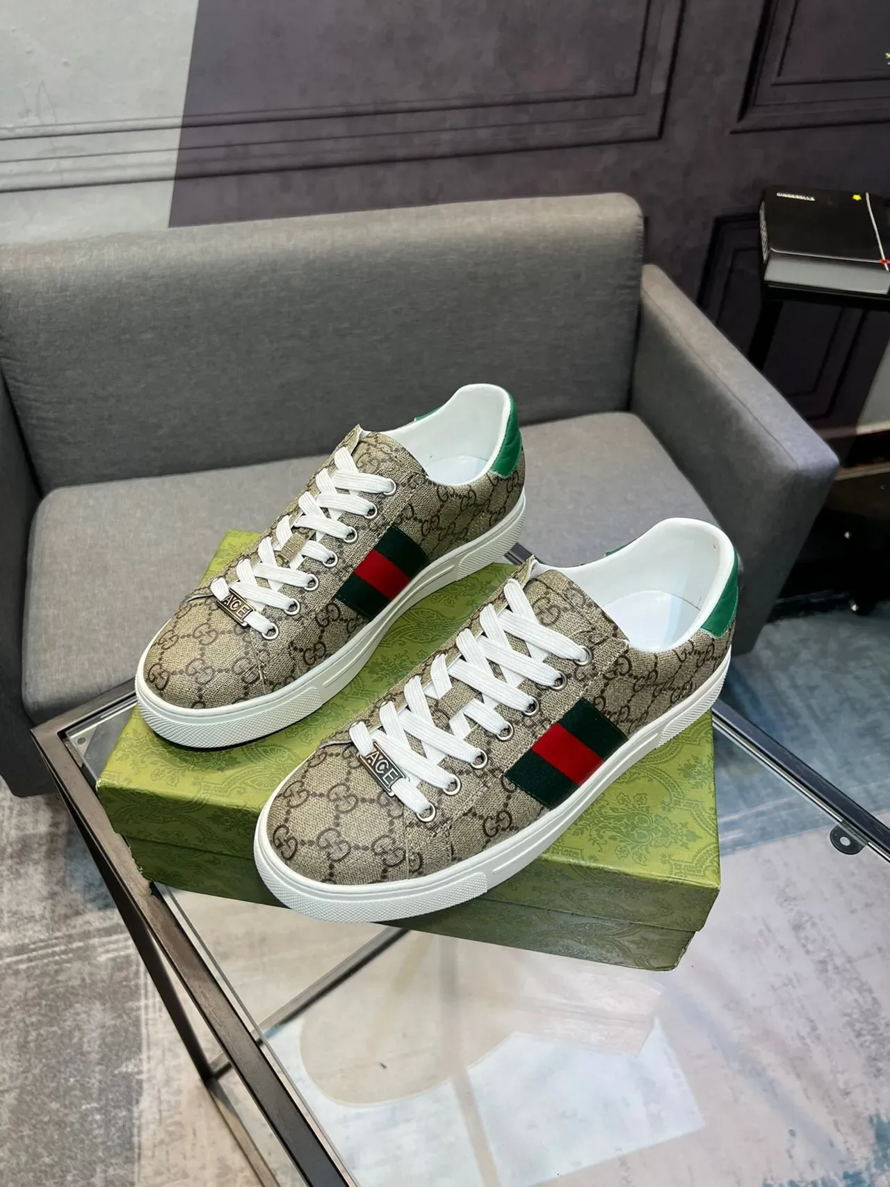 Tênis Gucci Beige Green GG Monogram Canvas Web Stripe Lifestyle 3