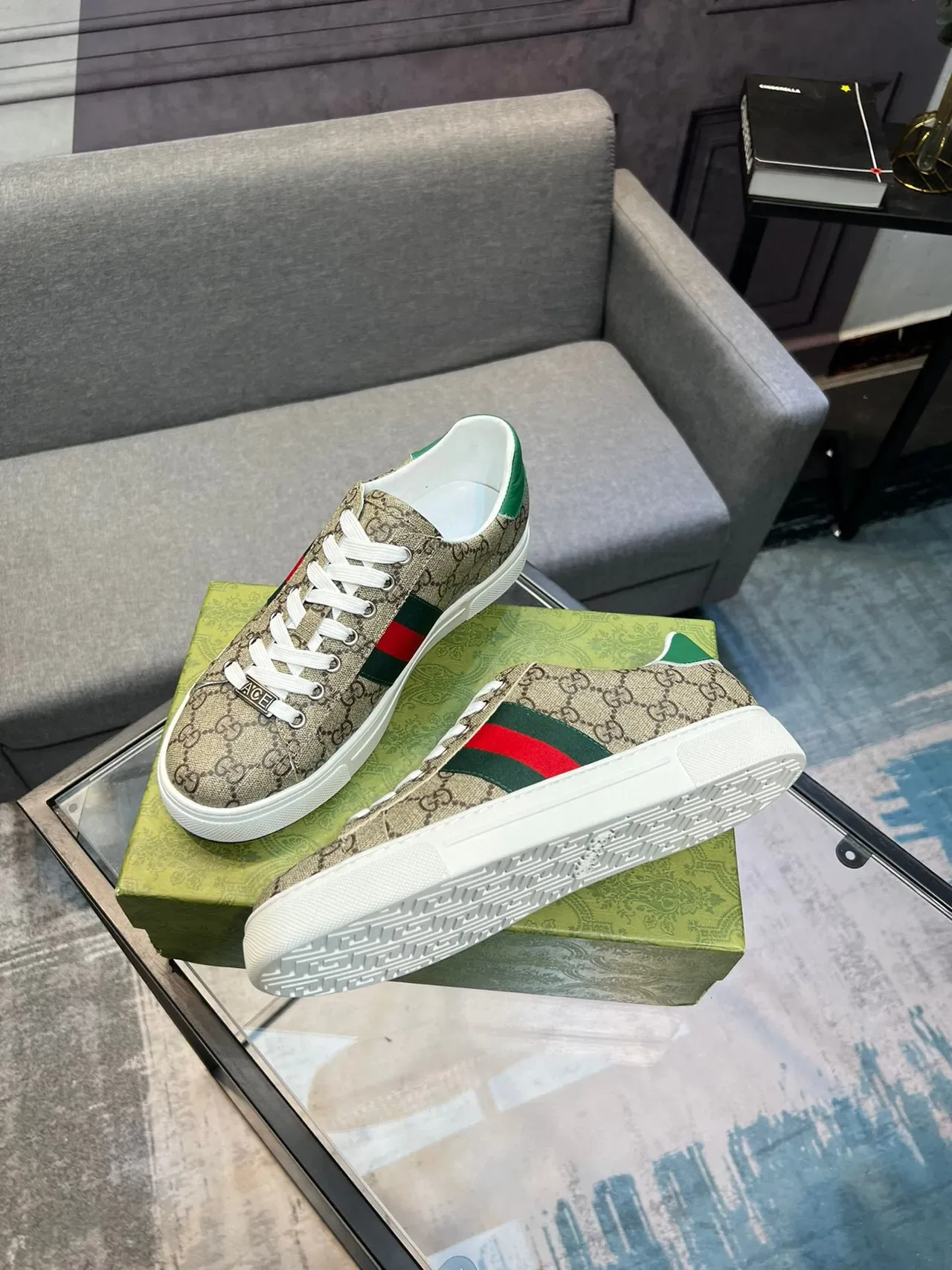 Tênis Gucci Beige Green GG Monogram Canvas Web Stripe Lifestyle 4