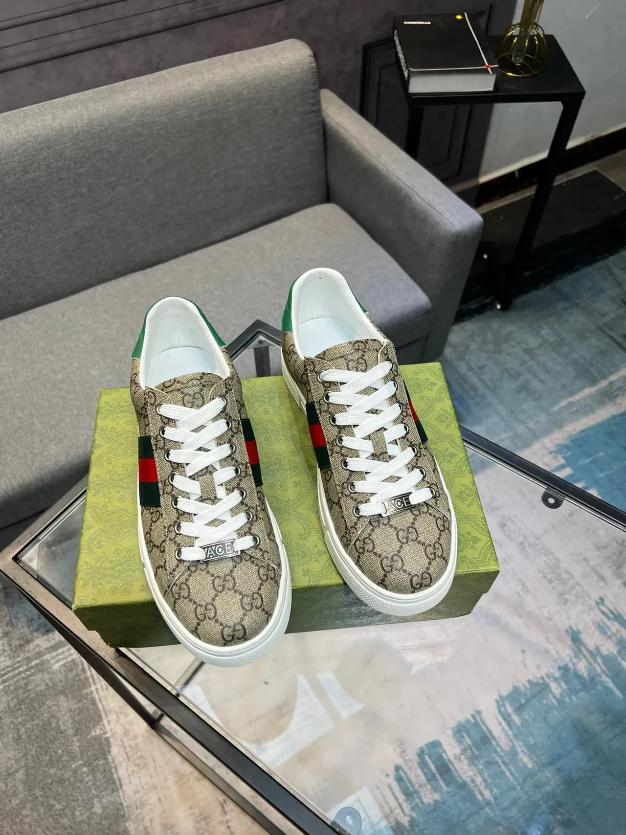 Tênis Gucci Beige Green GG Monogram Canvas Web Stripe Lifestyle 5