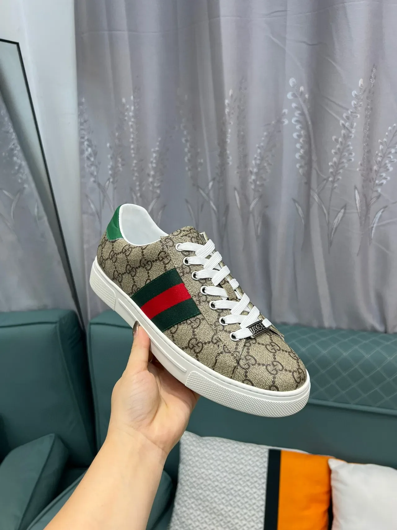 Tênis Gucci Beige Green GG Monogram Canvas Web Stripe Lifestyle 6