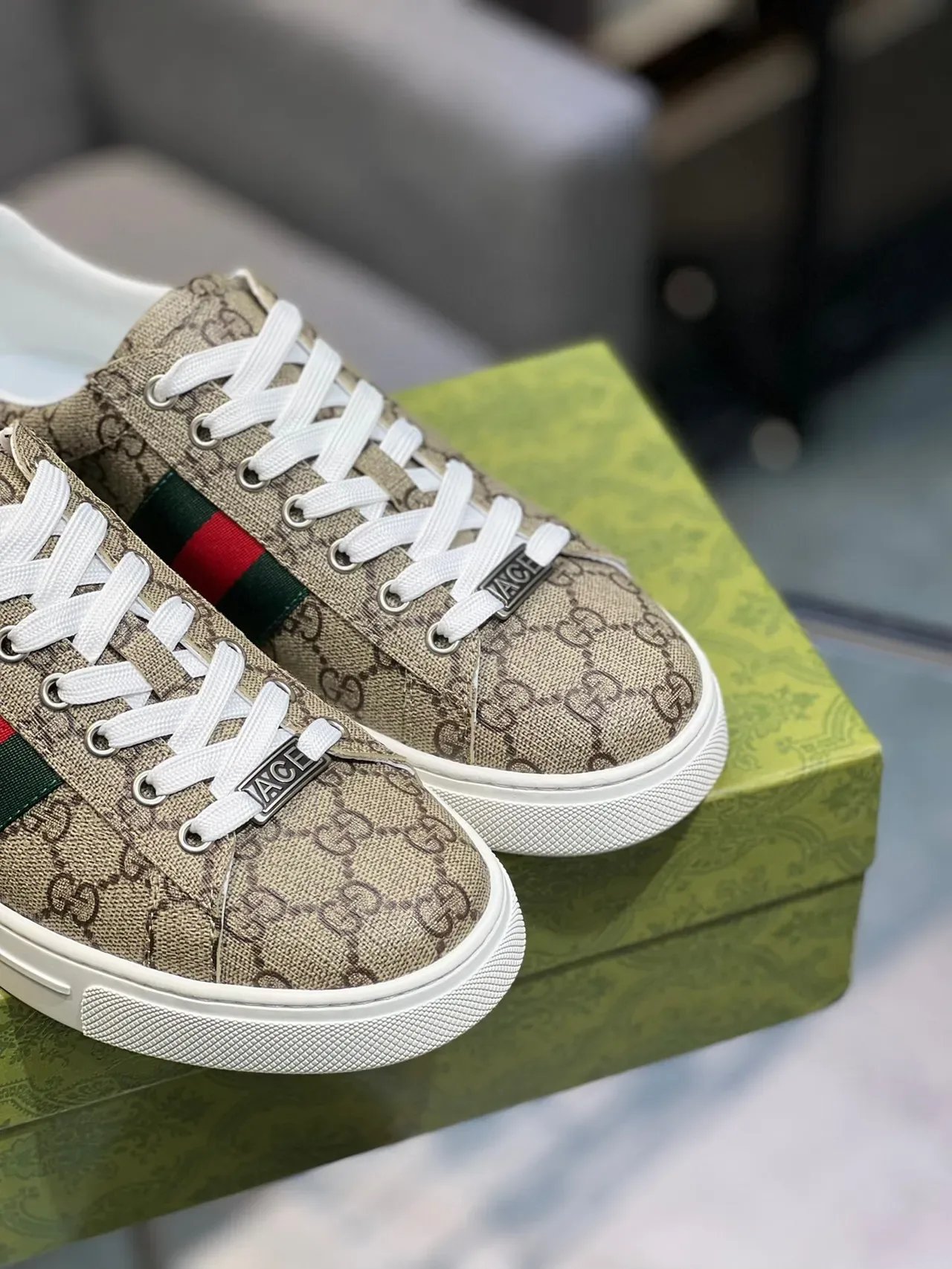 Tênis Gucci Beige Green GG Monogram Canvas Web Stripe Lifestyle 9