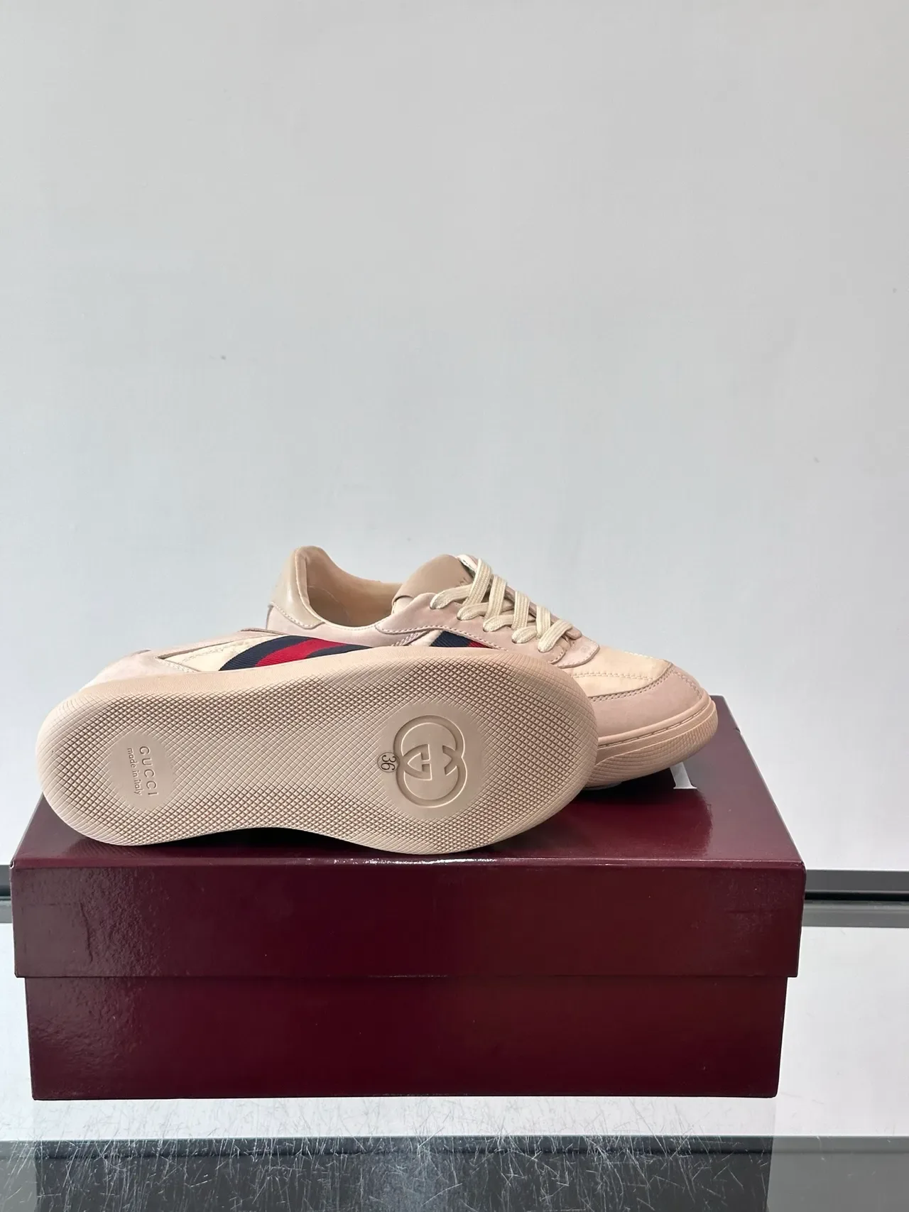 Gucci Beige Navy Low-Top Leather-and-Synthetic Upper Lifestyle Sneakers 2