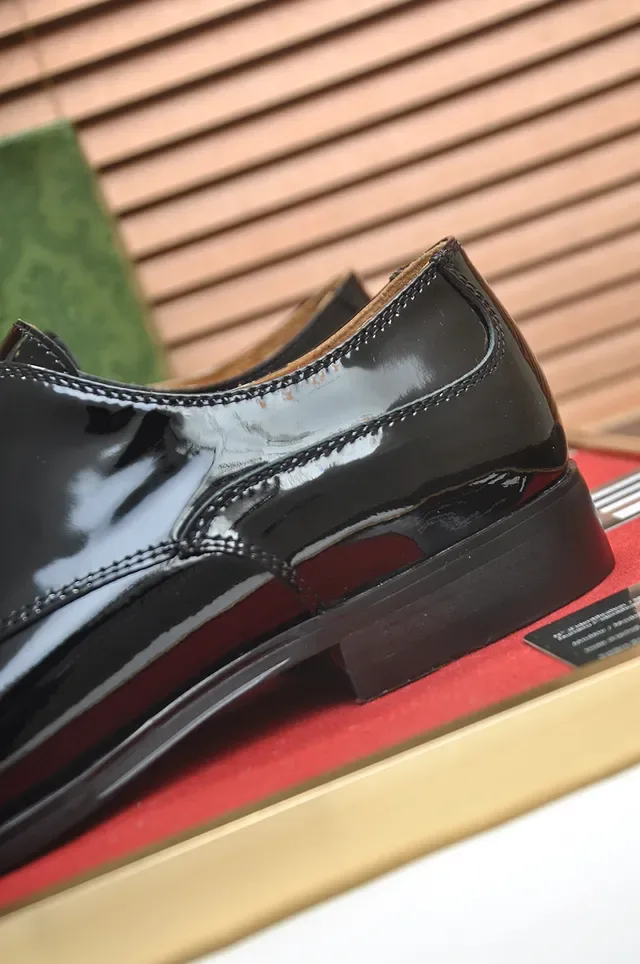 Gucci Sapatos Oxford Preto com cap-toe 2