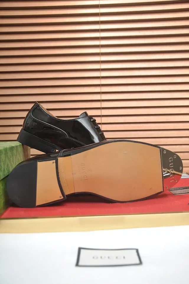 Gucci Sapatos Oxford Preto com cap-toe 3