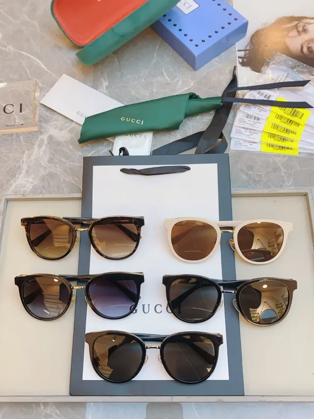 Gucci Lunettes de Soleil Monture Ronde en Acétate Ajustements Métal Noir et Or 3