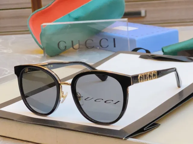 Gucci Lunettes de Soleil Monture Ronde en Acétate Ajustements Métal Noir et Or 4