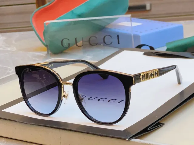 Gucci Lunettes de Soleil Monture Ronde en Acétate Ajustements Métal Noir et Or 5