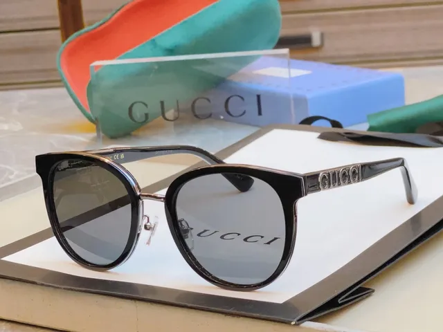 Gucci Lunettes de Soleil Monture Ronde en Acétate Ajustements Métal Noir et Or 6