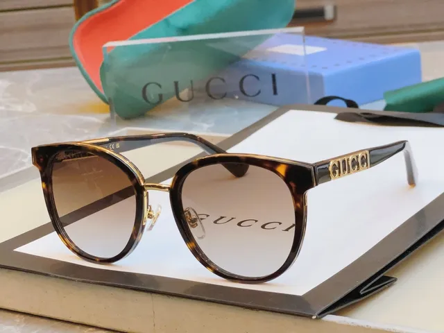 Gucci Lunettes de Soleil Monture Ronde en Acétate Ajustements Métal Noir et Or 7
