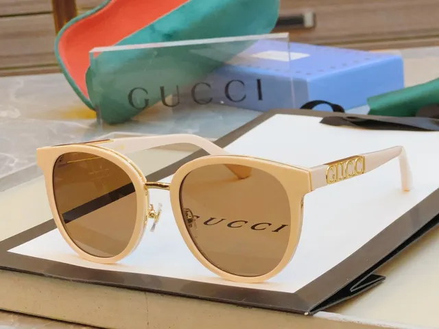 Gucci Lunettes de Soleil Monture Ronde en Acétate Ajustements Métal Noir et Or 8