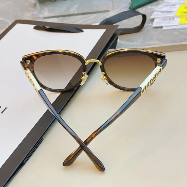 Gucci Lunettes de Soleil Monture Ronde en Acétate Ajustements Métal Noir et Or 9