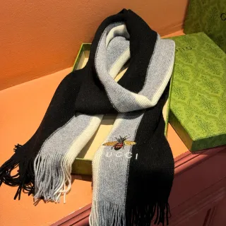 Gucci وشاح كشمير أسود رمادي مخطط مطروز نحل