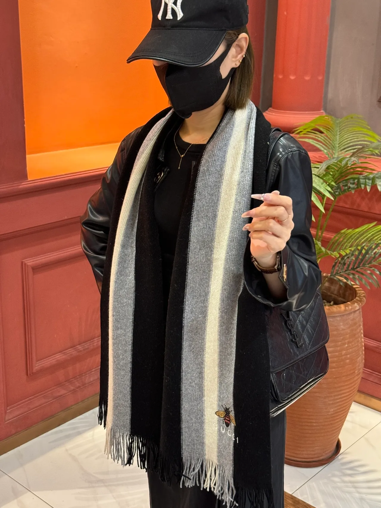 Gucci Écharpe de Cachemire Noire Gris Rayée Tricotée Broderie Abeille 2