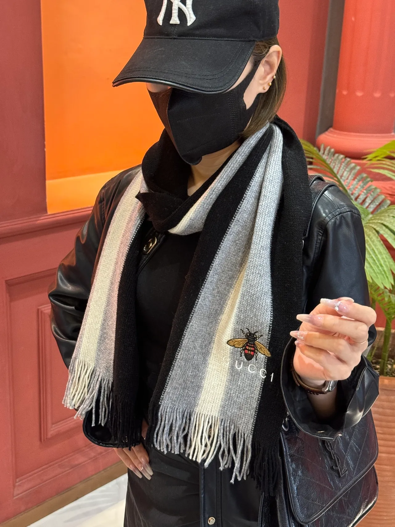 Gucci Écharpe de Cachemire Noire Gris Rayée Tricotée Broderie Abeille 3