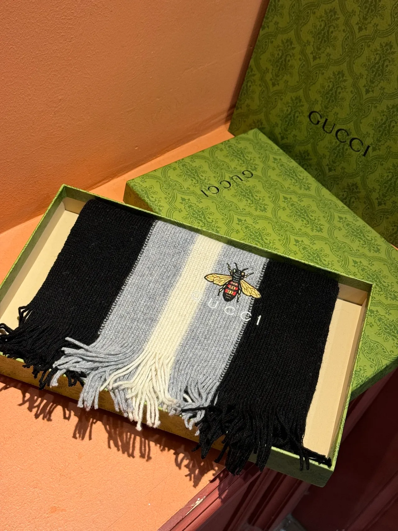 Gucci Écharpe de Cachemire Noire Gris Rayée Tricotée Broderie Abeille 6