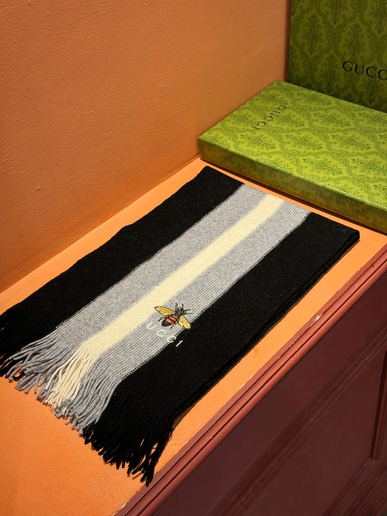 Gucci Écharpe de Cachemire Noire Gris Rayée Tricotée Broderie Abeille 7
