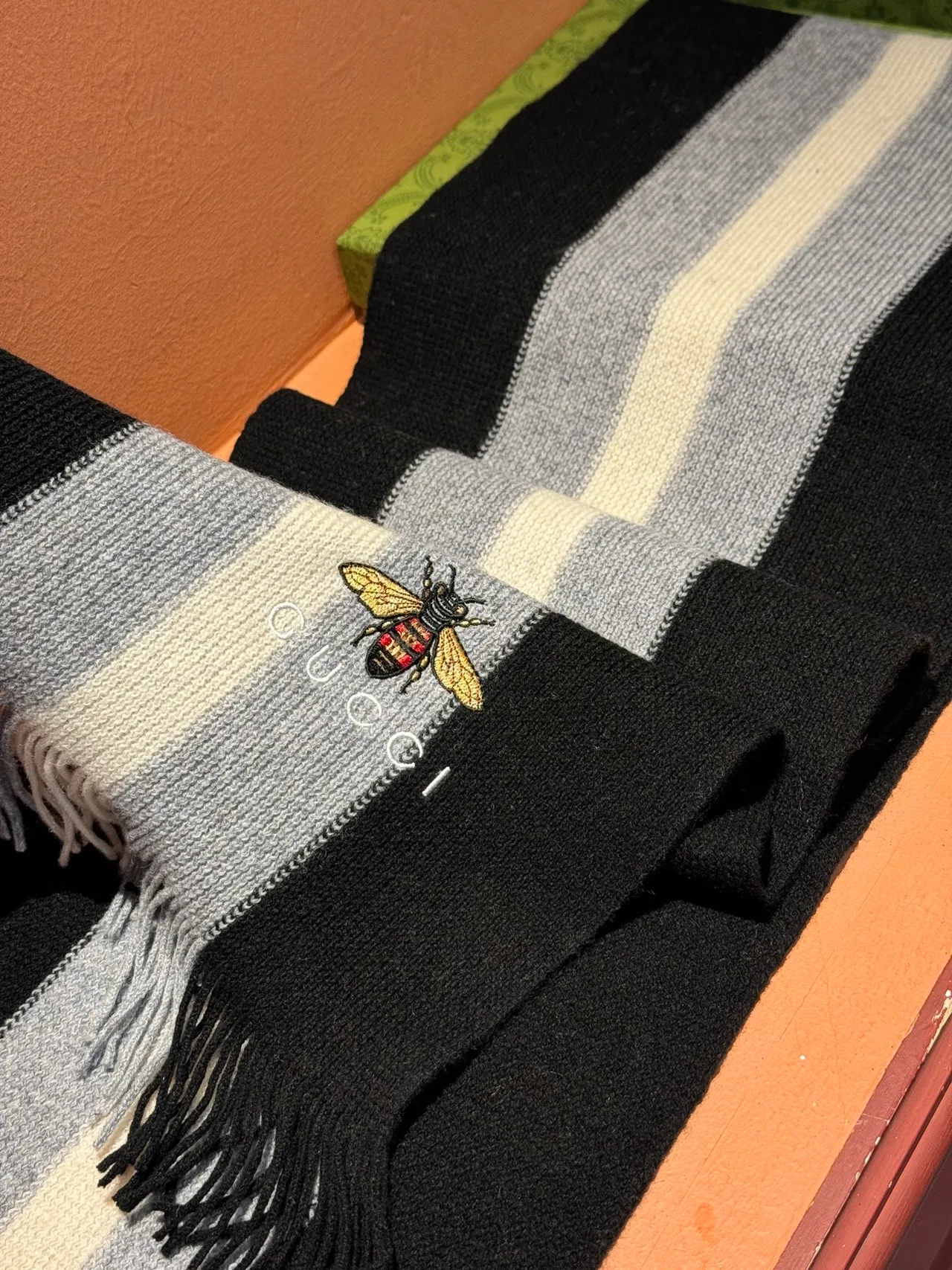 Gucci Écharpe de Cachemire Noire Gris Rayée Tricotée Broderie Abeille 9