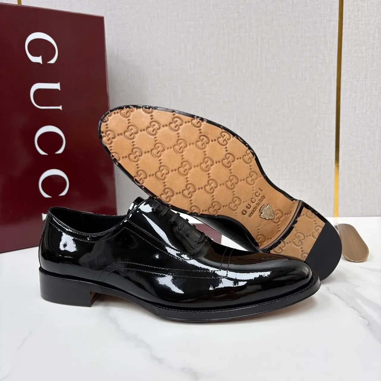 Gucci Sapatos Oxford de Couro Patentado de Ponta de Tapa Preto 2