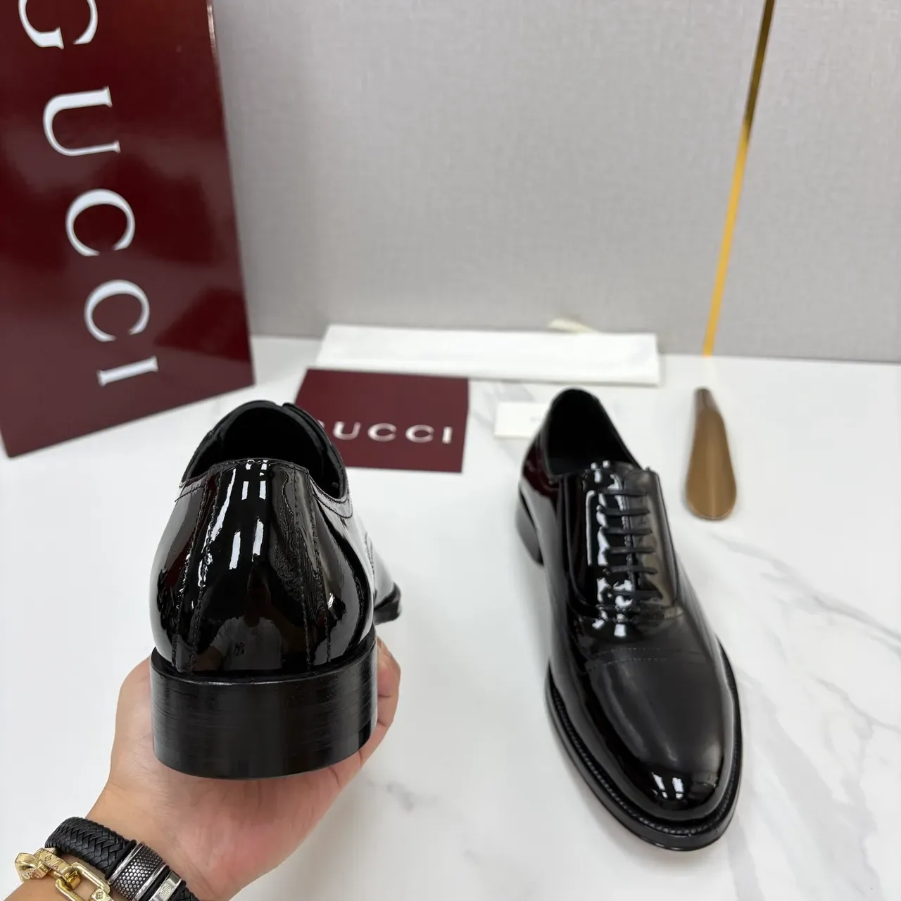 Gucci Sapatos Oxford de Couro Patentado de Ponta de Tapa Preto 3