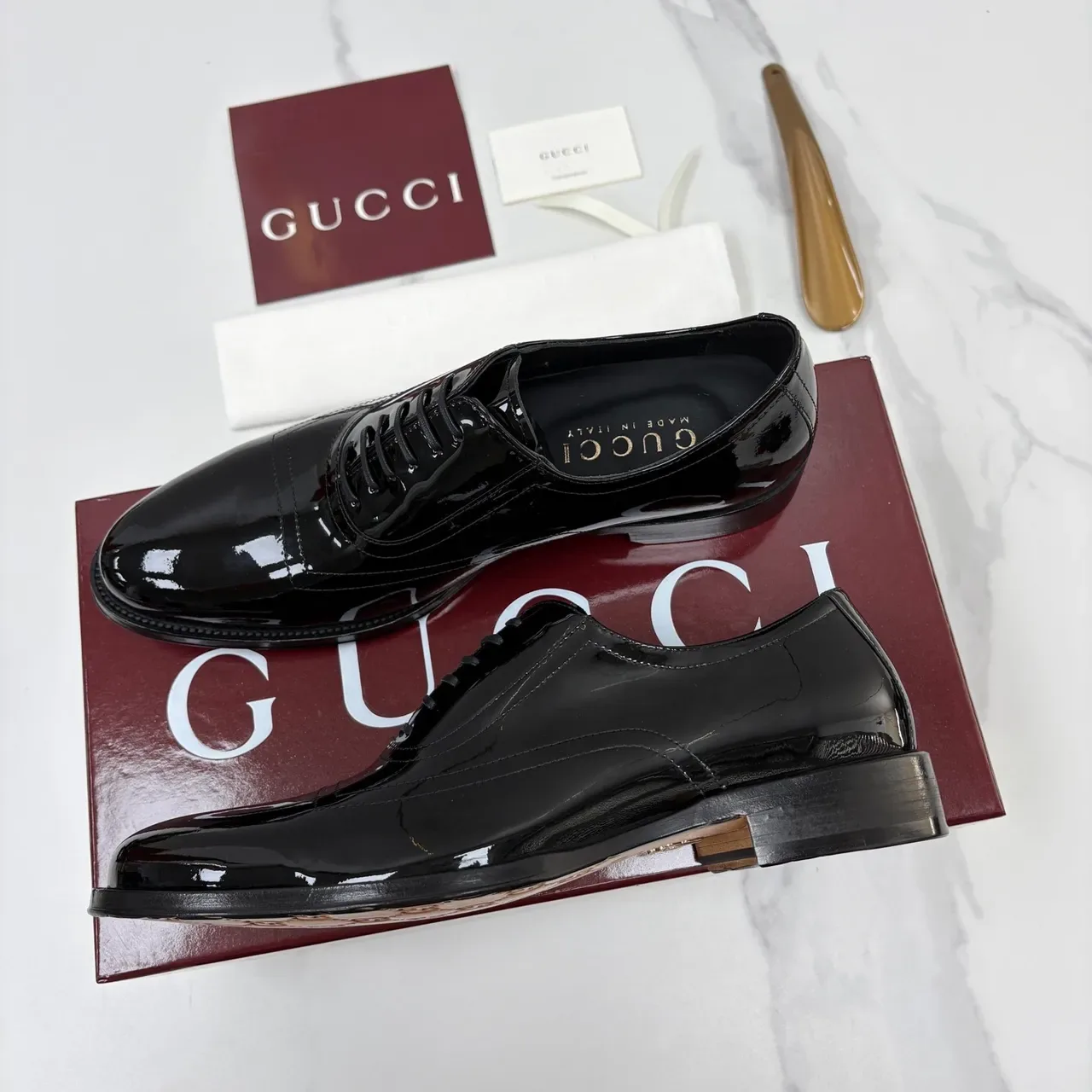 Gucci Sapatos Oxford de Couro Patentado de Ponta de Tapa Preto 4