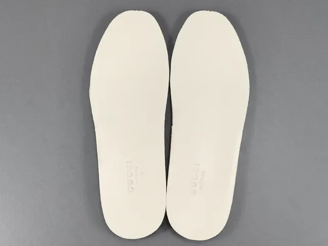 Gucci Tênis Chunky Pretos e Brancos com Upper de Couro em Camadas e Sola Esculpida 4