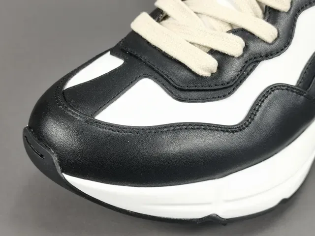 Gucci Tênis Chunky Pretos e Brancos com Upper de Couro em Camadas e Sola Esculpida 9