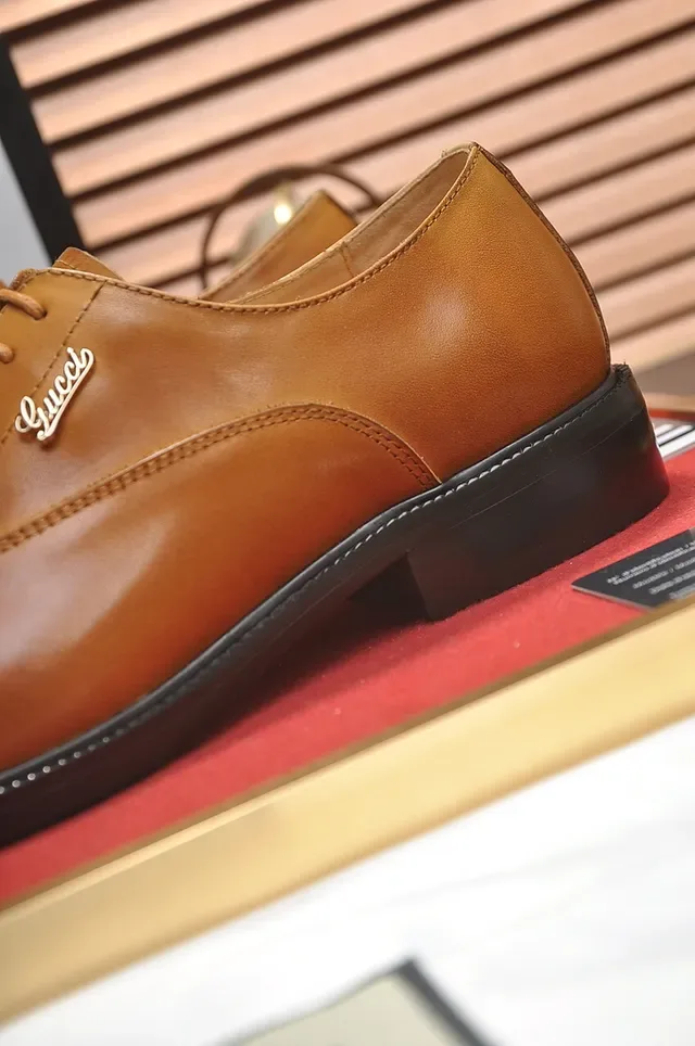 Gucci Chaussures Oxford en Cuir Tan Poli avec Embout Cap-Toe Marron Noir 2
