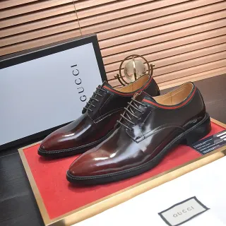 Gucci Sapatos Oxford de Couro Patentado com Trimmado de Web em Borgonha