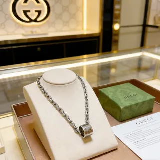 Gucci سلسلة فضية ثقيلة الارتباط أسطوانية دوارة قلادة