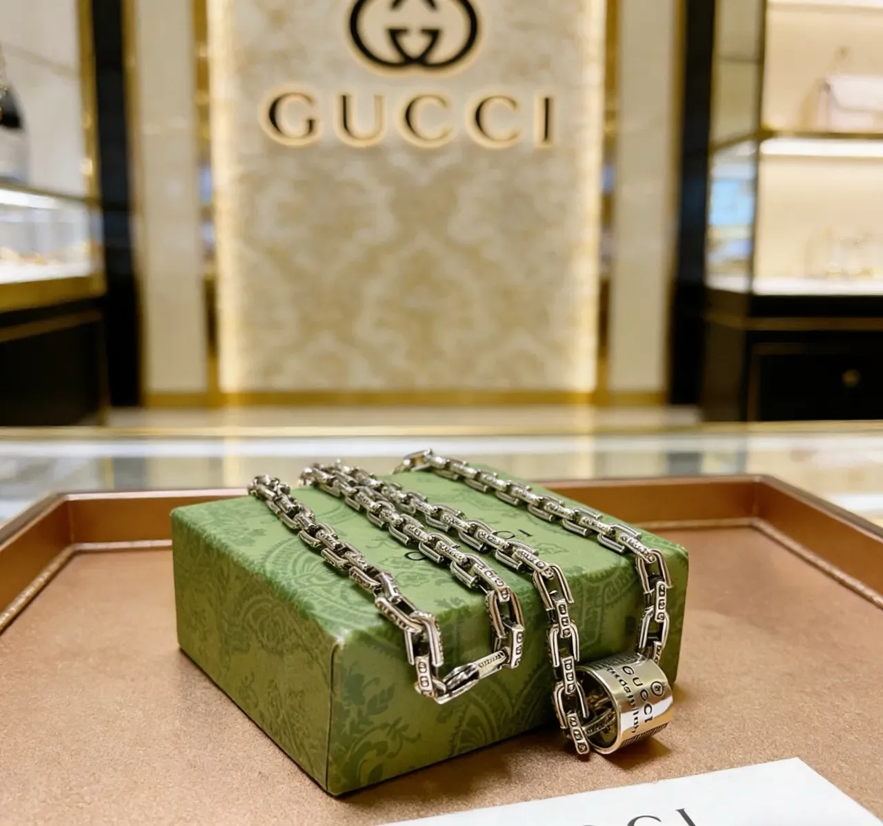 Gucci سلسلة فضية ثقيلة الارتباط أسطوانية دوارة قلادة 9