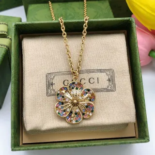 Gucci قلادة كريستال زهورية بتقنية Pavé