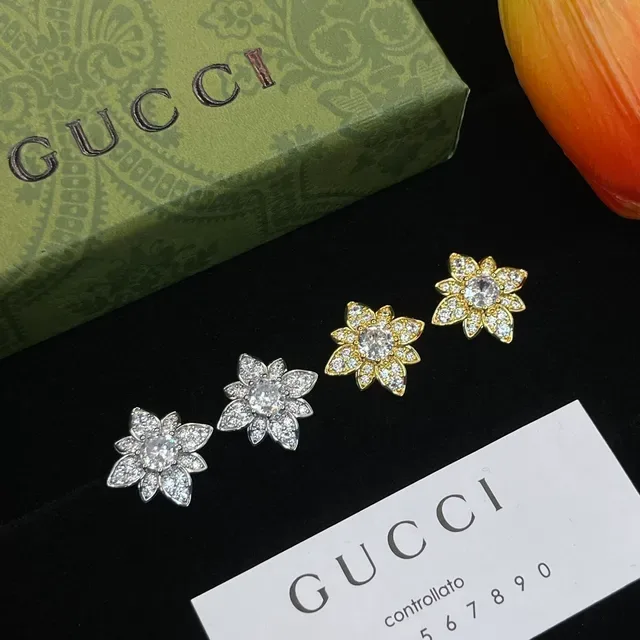 Gucci Flower-Shaped Pavé Crystal Stud Earrings 2