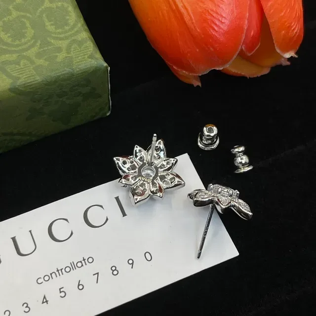 Gucci Flower-Shaped Pavé Crystal Stud Earrings 5