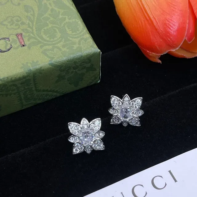 Gucci Flower-Shaped Pavé Crystal Stud Earrings 7