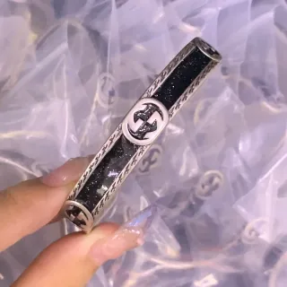 Gucci GG Marmont سوار أنبوبي أسود مع رصيف لامع بلون فضي