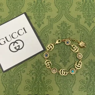 Gucci GG Marmont سوار ذهبي اللون مزين بخرز زهري ونمور