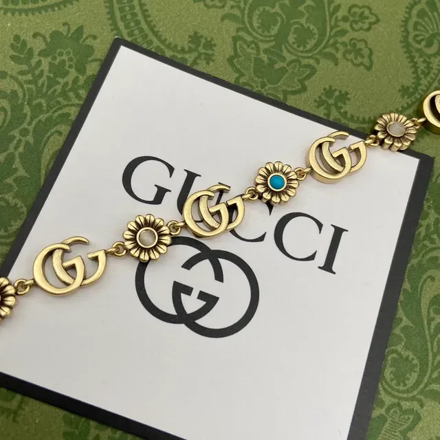 Gucci GG Marmont Bracelet à breloques florales et tigre doré 4