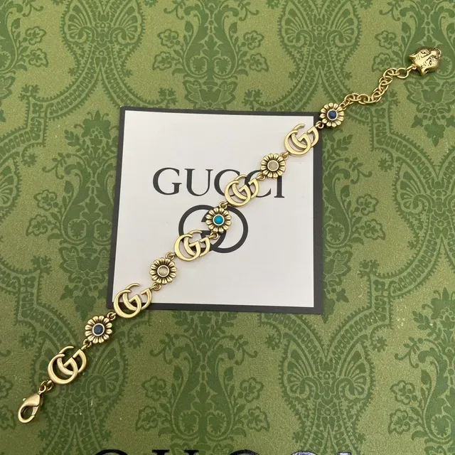 Gucci GG Marmont Bracelet à breloques florales et tigre doré 5