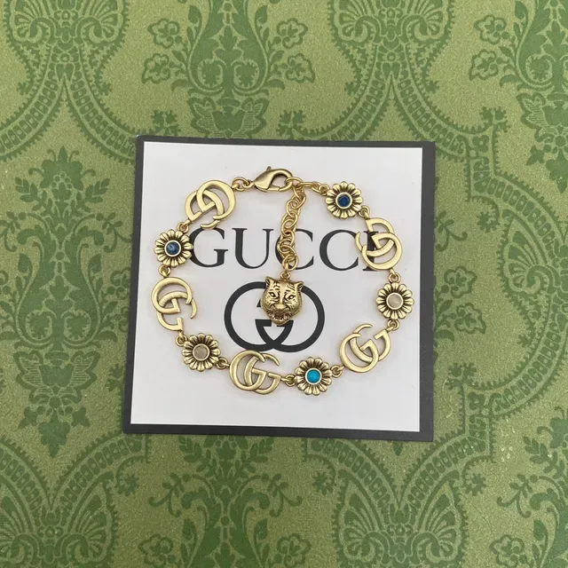 Gucci GG Marmont Bracelet à breloques florales et tigre doré 6