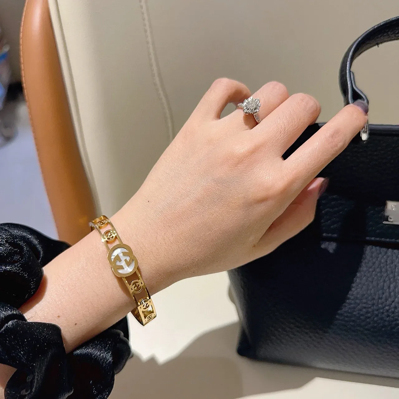 سوار Gucci GG Marmont لؤلؤ أم ذهبي اللون متشابك G 2
