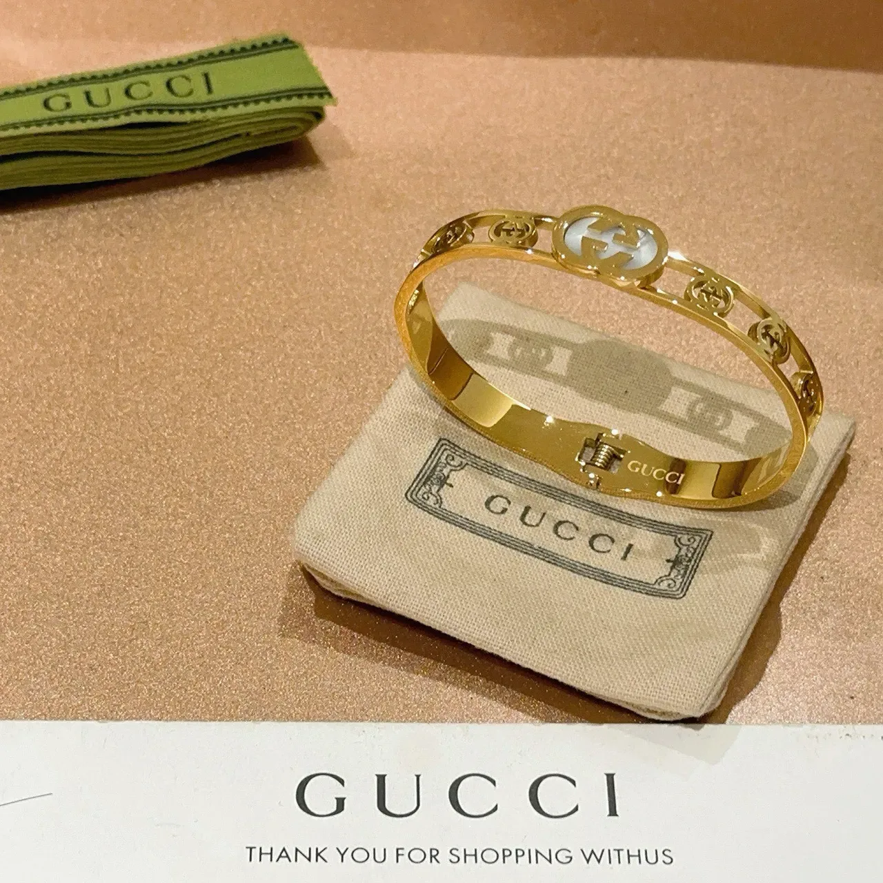 سوار Gucci GG Marmont لؤلؤ أم ذهبي اللون متشابك G 4