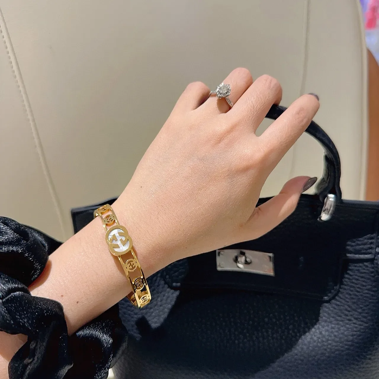 سوار Gucci GG Marmont لؤلؤ أم ذهبي اللون متشابك G 5