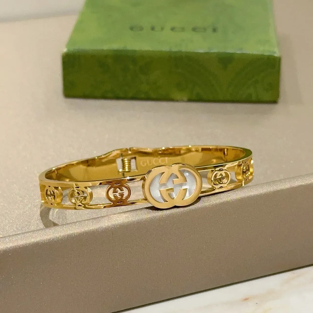 سوار Gucci GG Marmont لؤلؤ أم ذهبي اللون متشابك G 8