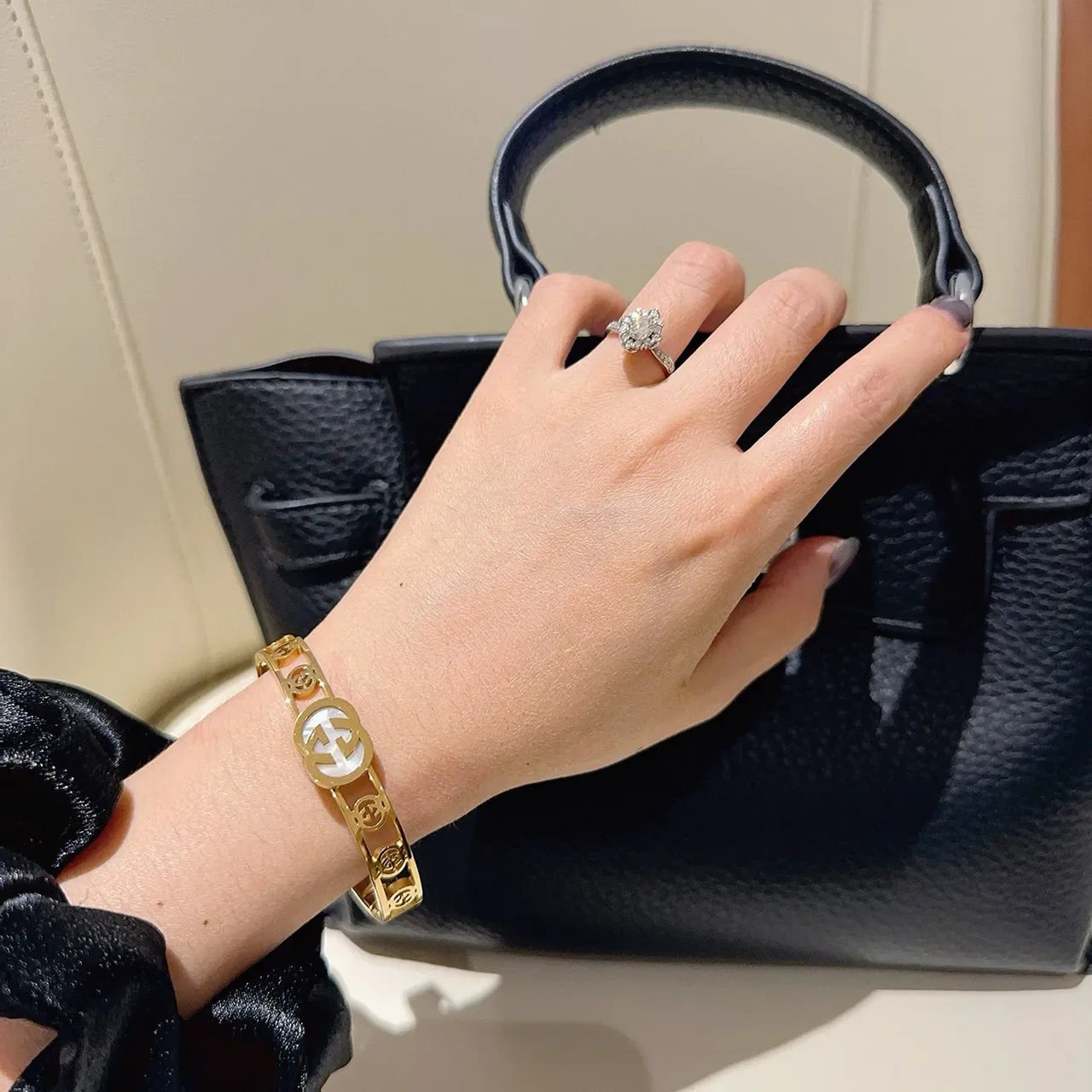 سوار Gucci GG Marmont لؤلؤ أم ذهبي اللون متشابك G 9