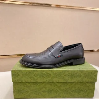 Gucci GG Marmont काला चमड़ा वेब ट्रिम लूफर