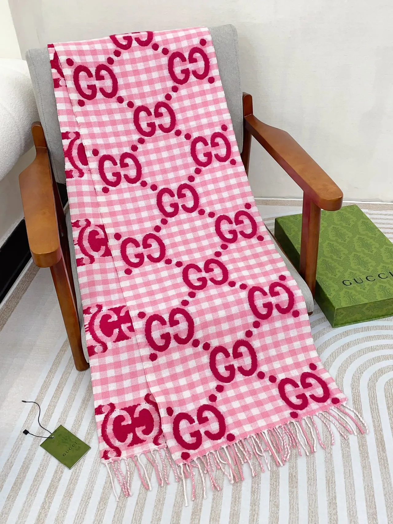 Gucci GG Marmont Écharpe de cachemire monogrammée rose rouge à carreaux gingham 8