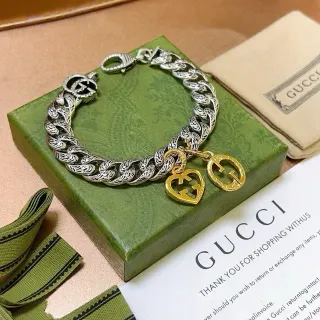 سوار Gucci GG Marmont سلاسل كيرب فضية وذهبية كثيفة مع روابط التمويه المزخرفة